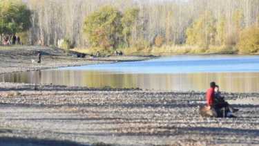 La bajante del río Limay repercute en el suministro en Neuquén. Foto: Yamil Regules