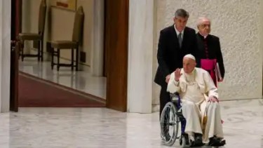 El papa Francisco arrastra un dolor en la rodilla derecha desde principios de año.