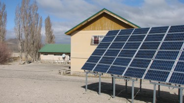 Los equipos de energía solar se destinarán a 494 centros de salud rurales en 13 provincias. Foto: Gentileza. 