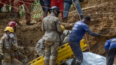Bomberos trabajan en el área de un deslizamiento de tierra provocado por fuertes lluvias hoy, en el barrio Córrego do Jenipapo de la ciudad de Recife (Brasil). Foto: EFE/GENIVAL PAPARAZZI