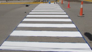 Por el plan de seguridad vial, pintan sendas peatonales en la zona céntrica de Huergo