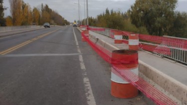 A las 17:30 se habilitó la circulación por el Tercer Puente, donde se cayó el camión al río Neuquén. Foto: Gentileza.