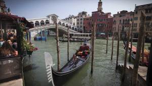 Así nadaban desnudos en Venecia, la ciudad que le quiere cobrar entrada a turistas