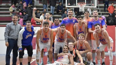 Deportivo Roca y su festejo en Comodoro Rivadavia, donde anoche ganó y se quedó con la serie 2-0 ante Federación Deportiva.  Gentileza