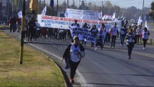 Paro docente: en Roca hubo cortes en Ruta 22 y marcha a delegación de Educación