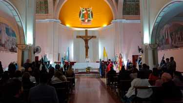 Durante la recepción se entregó escarapelas a los asistentes. Foto César Izza