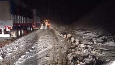 La noche del lunes, Vialidad dispuso un corte en la ruta 40, entre Río Villegas y el acceso al Tronador. Foto: gentileza