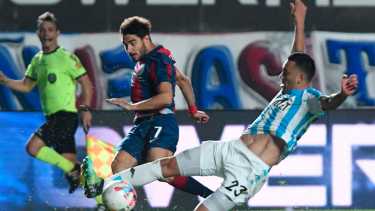 Cerutti contra Nery Domínguez, uno de los duelos del partido entre San Lorenzo y Racing. Foto: Télam 