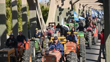 La caravana llegó al puente carretero. Foto: Florencia Salto. 