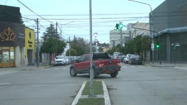 Están en marcha los semáforos en Viedma y se recordó la prohibición de girar hacia la izquierda