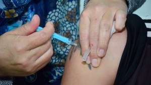 Esta semana aplicarán terceras dosis para adolescentes y mayores en el hospital de Regina