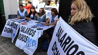 El gremio docente brindó ayer una conferencia de prensa en la vereda del Ministerio de Trabajo en la capital rionegrina. Foto: Marcelo Ochoa