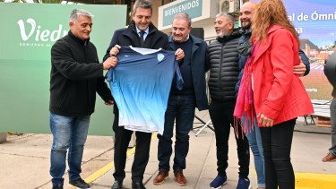 Los hermanos Valdebenitto obsequiaron a Massa una camiseta de Sol de Mayo. Foto: Marcelo Ochoa