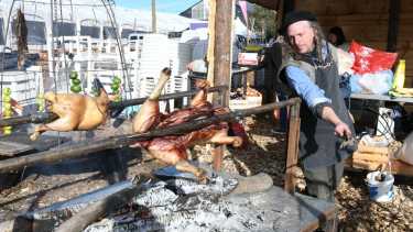 Así luce la Terraza de Fuegos la primera mañana del Festival del Chef Patagónico en Pehuenia