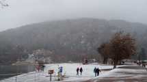 Imagen de Cuando cae nieve en San Martín de los Andes, la ciudad se pone así de linda