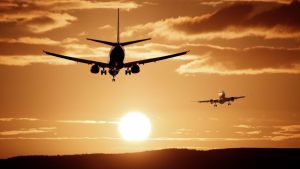 Por qué cuesta más caro volar al exterior y cómo conseguir pasajes baratos