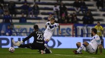 Imagen de Vélez logró su primera victoria del torneo ante Central, que espera por Tevez