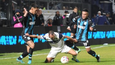 Braian Aleman, la figura del partido al marcar dos goles para el Lobo. (Foto/Télam)