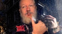 Imagen de El Gobierno británico aprobó la extradición de Assange a EEUU