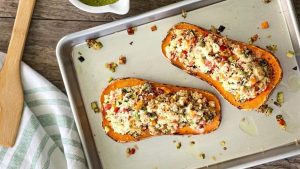 Calabaza rellena con quinoa y vegetales salteados al curry