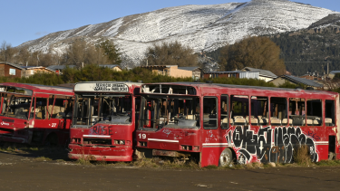 En la sentencia, la Cámara de Apelaciones en lo Civil de Bariloche indicó que 16 colectivos fueron incendiados a metros del predio que la empresa 3 de Mayo tenía en la calle Las Lengas. Foto: archivo