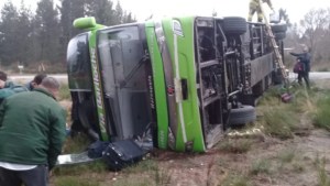 Volcó un colectivo en Epuyén: varias personas quedaron atrapadas y sufrieron heridas