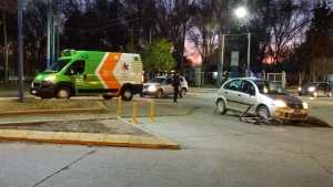 Accidente: un auto y una bicicleta impactaron en plena rotonda en Roca