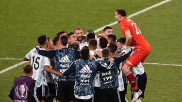 Los jugadores argentinos festejaron la consagración en la Finalissima en Wembley. (Foto: AP/Rui Vieira)