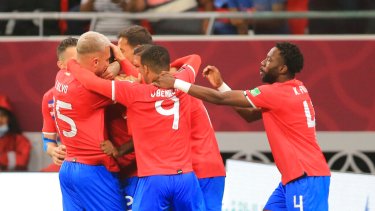 Los jugadores de Costa Rica celebran tras anotar el primer gol ante Nueva Zelanda en el repechaje. (AP Foto/Hussein Sayed)
