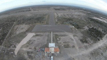 Las operaciones fueron vedadas por la ANAC a fines de mayo, luego de constatar que la cantera estaba operando muy cerca de la pista.