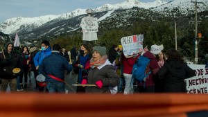 Hospitalarios de Asspur cortaron la ruta de acceso al cerro Catedral en Bariloche