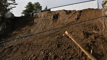 El alud dejó marcado un quiebre en el terreno y arrasó con los gaviones del muro de contención. Foto: Chino Leiva