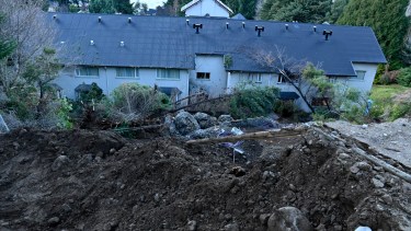 El alud sorprendió el lunes a las 18:20 a los turistas que estaban en uno de los hoteles del complejo Huinid, en Bariloche. (foto Alfredo Leiva)