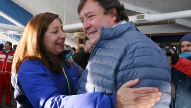 Lejos del abrazo: la tensión en el vínculo entre el senador Alberto Weretilneck y la gobernadora Arabela Carreras se profundiza. Archivo