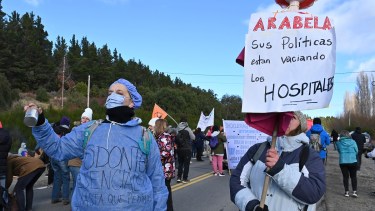 Trabajadores de salud criticaron los dichos del gobierno con sus recibos de sueldo. Foto: archivo