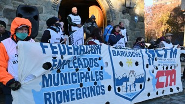 Alrededor de 2.000 trabajadores municipales cobrarán con los sueldos de septiembre la suma fija acordada. (foto de archivo)