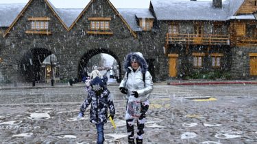 La nieve se transformó en la postal que ningún turista quiso perderse este sábado en Bariloche. Foto: archivo