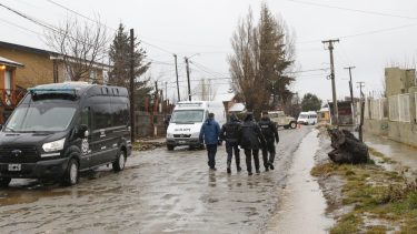Policías de Río Negro hicieron los allanamientos en domicilios de Bariloche que pidió la fiscalía de Villa La Angostura. (foto de archivo)