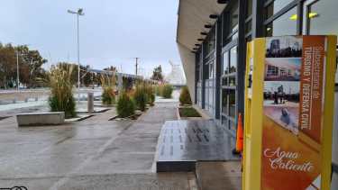 En Defensa Civil -frente a la ruta 22 a metros del monumento El Cristo se reciben las consultas (Foto: Andrea Vazquez)