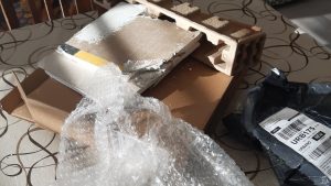 Compró una computadora por Mercado Libre y le enviaron un pedazo de mampostería