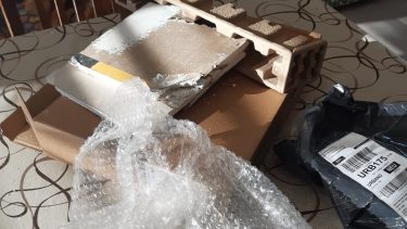 En vez de una computadora le llegó un pedazo de mampostería. Ya hizo el reclamo. Foto: @CeciliaGSnqn