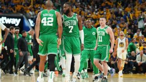 NBA: Boston golpeó de visitante y le ganó un partidazo a Golden State en el arranque de las finales
