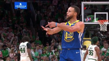 Curry y el gesto del anillo que anticipó el título.