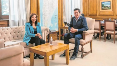 El 2 de junio, el ministro De Pedro recibe a la gobernadora Carreras. La charla incluyó un aporte de Nación a Río Negro.