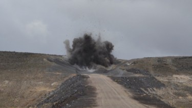 Se realizó la tercera voladura de un cerro, ubicado a 15 kilómetros de Comallo. Foto: José  Mellado.