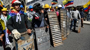 Lasso, presidente de Ecuador, superó un intento de destitución por las protestas indígenas