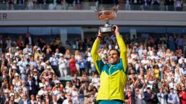 Rafael Nadal no pudo borrar su sonrisa en ningún momento después de ganar su 14to Rolanga. (AP Photo/Michel Euler)
