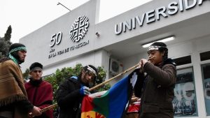 Izaron la bandera mapuche en la Universidad del Comahue, después de la controversia