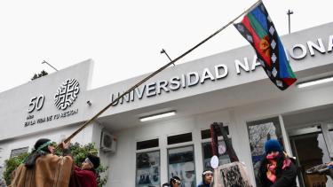 Izarán la bandera mapuche, la Wenufoye, en la Universidad Nacional del Comahue. (Foto archivo Matías Subat).-