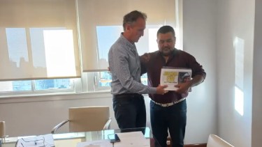 César Alarcón, padre de Evelyn, se reunió con Katópodis para pedir por la ciclovía en Villa Regina.